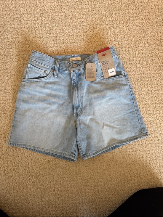 Levi's Pants - Levi’s mid thigh cinch shorts